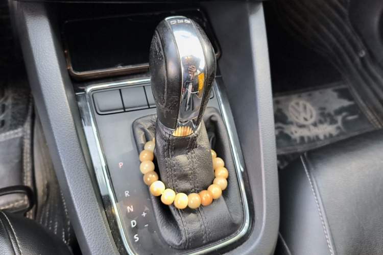 Used Volkswagen Sagitar 2015 230TSI Automatic Comfort Version Gear Lever