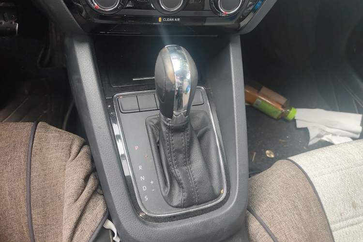 Used Volkswagen Sagitar 2015 1.6L Automatic Comfort Model Gear Lever