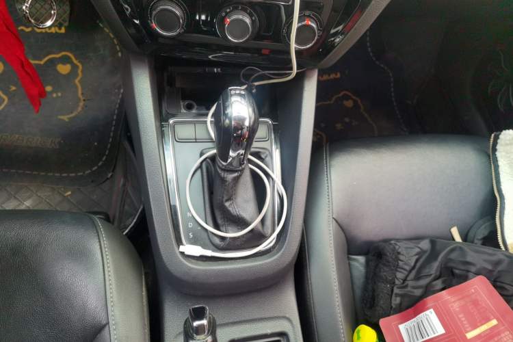 Used Volkswagen Sagitar 2015 230TSI Automatic Comfort Version Gear Lever