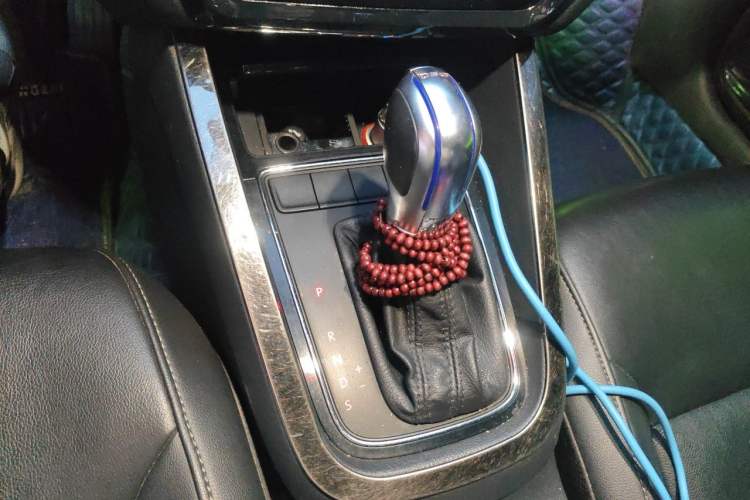 Used Volkswagen Sagitar 2015 230TSI Automatic Comfort Version Gear Lever