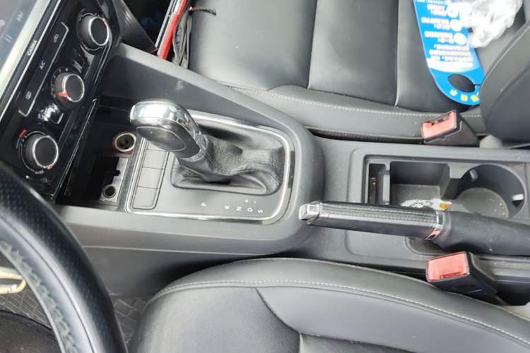 Used Volkswagen Sagitar 2015 1.6L Automatic Comfort Model Gear Lever