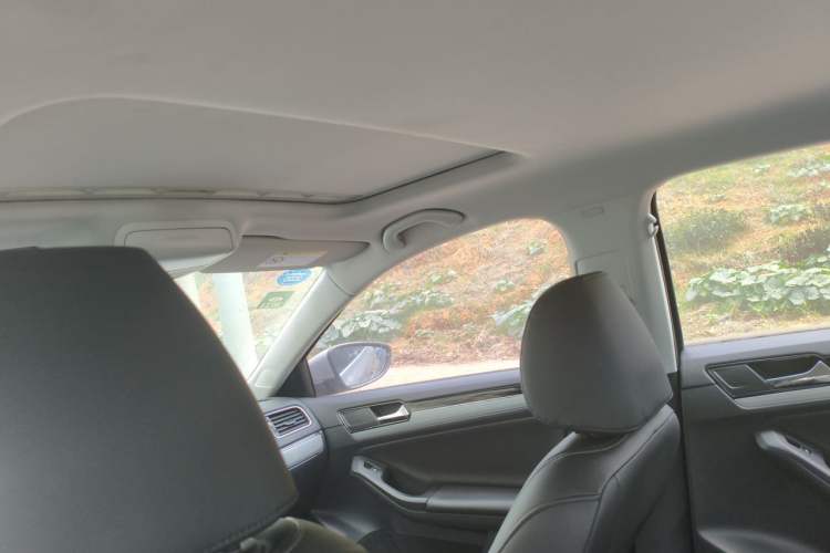 Used Volkswagen Sagitar 2015 1.6L Manual Comfort Model Headliner
