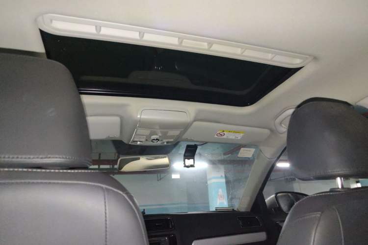 Used Volkswagen Sagitar 2015 1.6L Manual Comfort Model Headliner