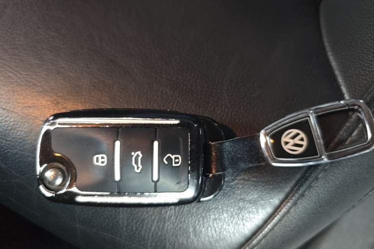 Used Volkswagen Sagitar 2015 1.6L Automatic Comfort Model Interior 1