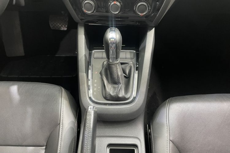 Used Volkswagen Sagitar 2015 1.6L Automatic Comfort Model Interior 1
