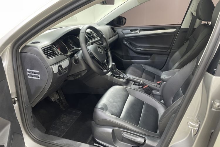 Used Volkswagen Sagitar 2015 1.6L Automatic Comfort Model Interior 9