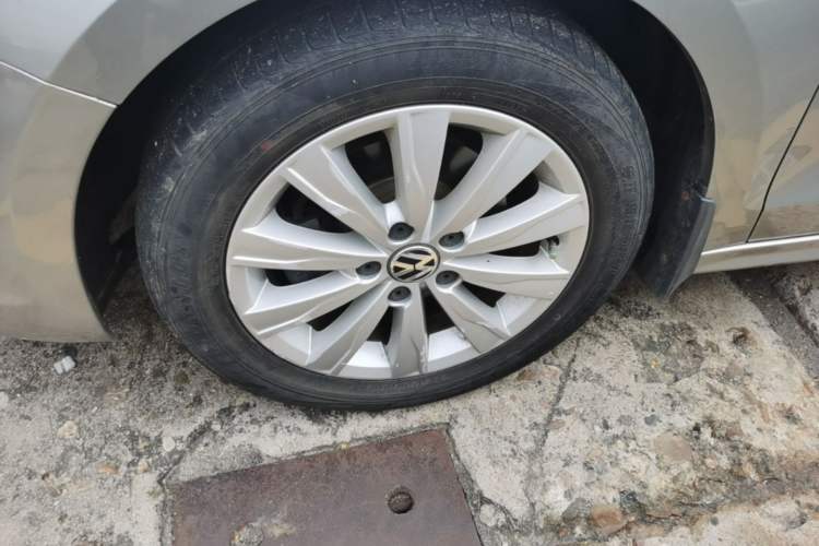 Used Volkswagen Sagitar 2015 1.6L Automatic Comfort Model Left Front Wheel Hub