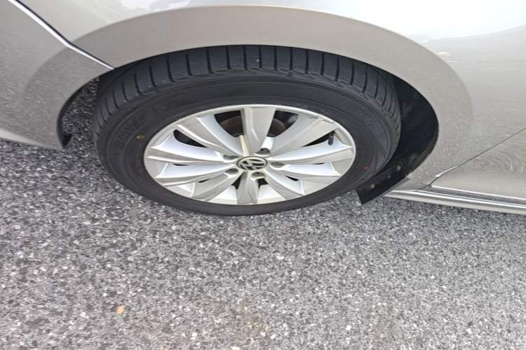 Used Volkswagen Sagitar 2015 1.6L Automatic Comfort Model Left Front Wheel Hub