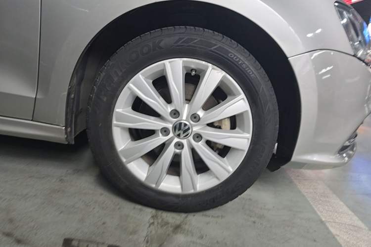 Used Volkswagen Sagitar 2015 1.6L Automatic Comfort Model Left Front Wheel Hub