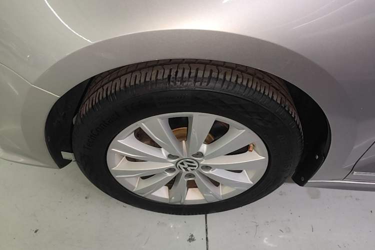 Used Volkswagen Sagitar 2015 1.6L Automatic Comfort Model Left Front Wheel Hub