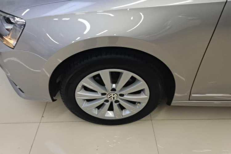 Used Volkswagen Sagitar 2015 1.6L Automatic Comfort Model Left Front Wheel Hub