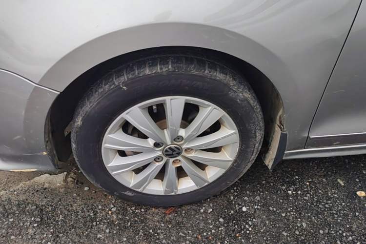 Used Volkswagen Sagitar 2015 1.6L Automatic Comfort Model Left Front Wheel Hub