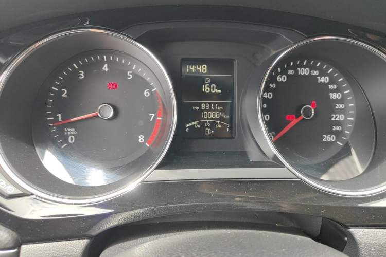 Used Volkswagen Sagitar 2015 1.6L Manual Comfort Model Odometer Close Up