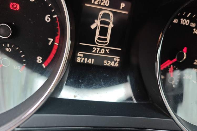 Used Volkswagen Sagitar 2015 230TSI Automatic Luxury Model Odometer Close Up