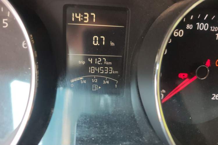 Used Volkswagen Sagitar 2015 1.6L Manual Comfort Model Odometer Close Up