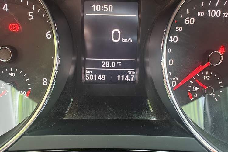 Used Volkswagen Sagitar 2015 230TSI Manual Luxury Edition Odometer Close Up