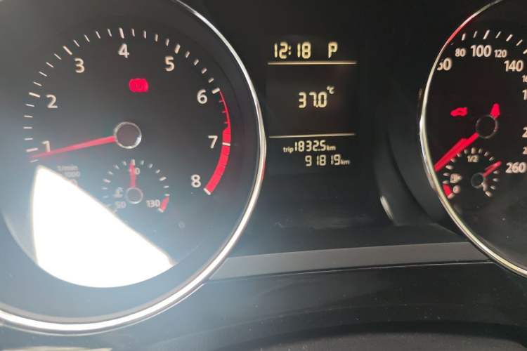 Used Volkswagen Sagitar 2015 230TSI Automatic Comfort Version Odometer Close Up