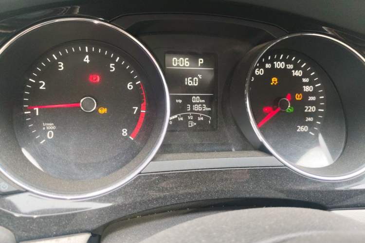 Used Volkswagen Sagitar 2015 1.6L Automatic Comfort Model Odometer Close Up