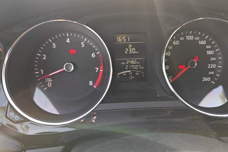 Used Volkswagen Sagitar 2015 1.6L Manual Comfort Model Odometer Close Up