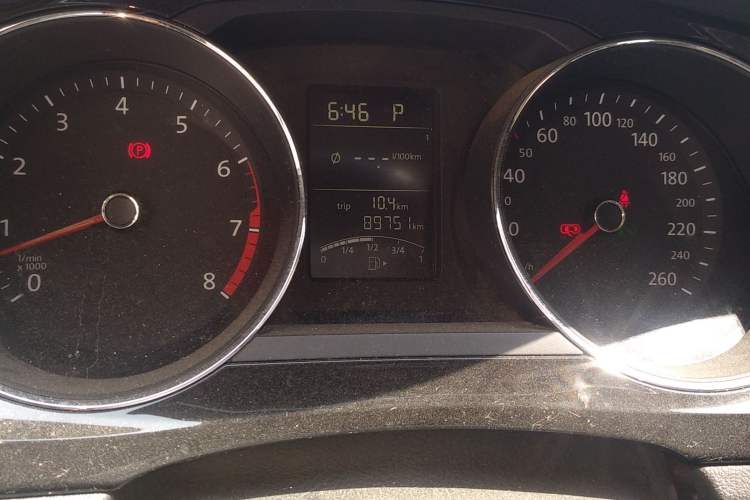 Used Volkswagen Sagitar 2015 1.6L Automatic Comfort Model Odometer Close Up
