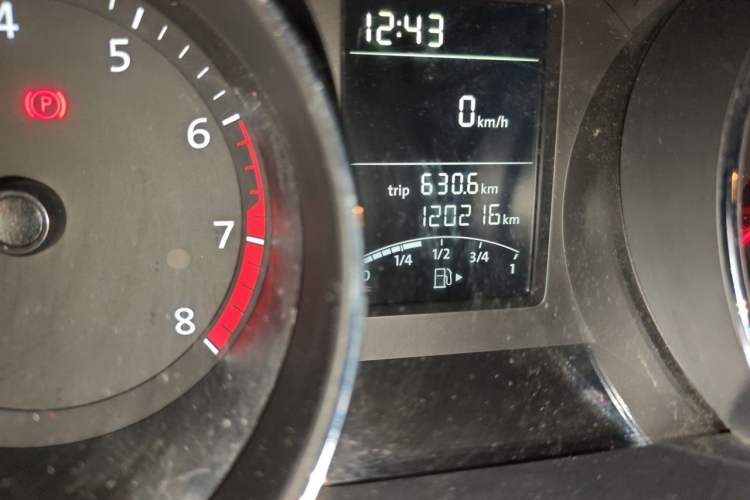 Used Volkswagen Sagitar 2015 1.6L Manual Comfort Model Odometer Close Up