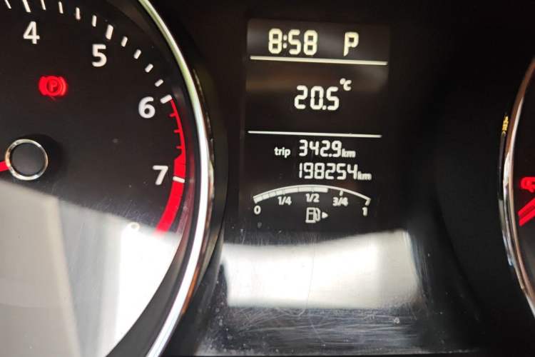 Used Volkswagen Sagitar 2015 1.6L Automatic Comfort Model Odometer Close Up