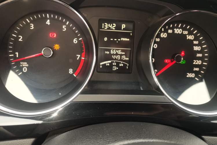 Used Volkswagen Sagitar 2015 1.6L Automatic Comfort Model Odometer Close Up