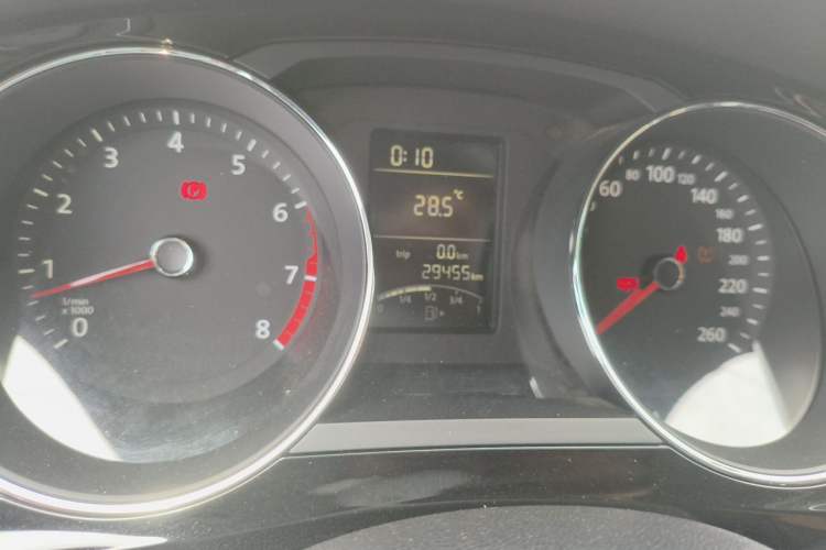 Used Volkswagen Sagitar 2015 1.6L Manual Comfort Model Odometer Close Up