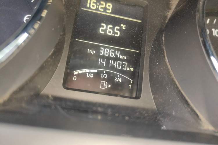 Used Volkswagen Sagitar 2015 1.6L Manual Fashion Edition Odometer Close Up