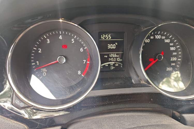 Used Volkswagen Sagitar 2015 1.6L Manual Comfort Model Odometer Close Up
