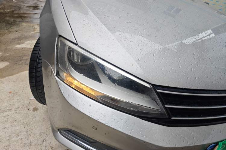 Used Volkswagen Sagitar 2015 230TSI Automatic Luxury Model Right Front Headlight