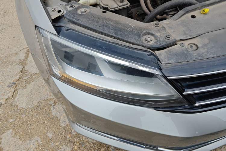 Used Volkswagen Sagitar 2015 230TSI Automatic Comfort Version Right Front Headlight