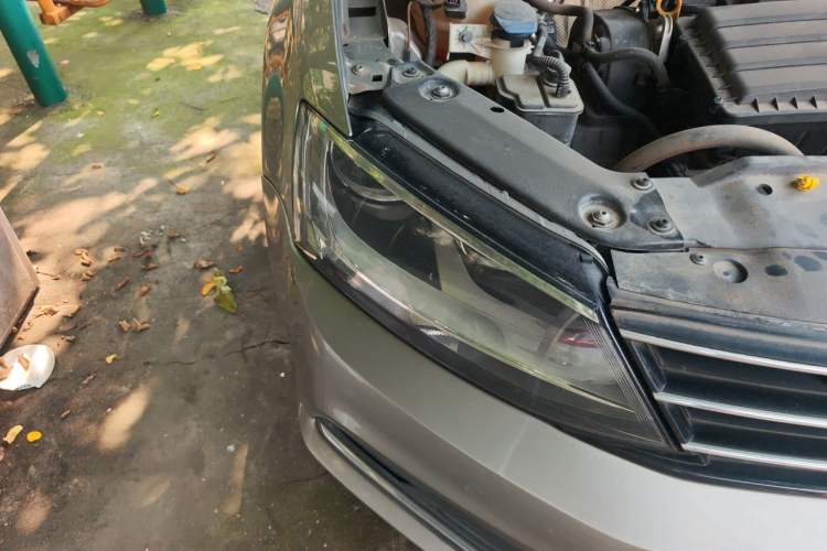Used Volkswagen Sagitar 2015 1.6L Manual Comfort Model Right Front Headlight