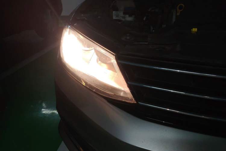 Used Volkswagen Sagitar 2015 230TSI Automatic Luxury Model Right Front Headlight