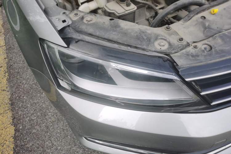 Used Volkswagen Sagitar 2015 1.6L Manual Comfort Model Right Front Headlight