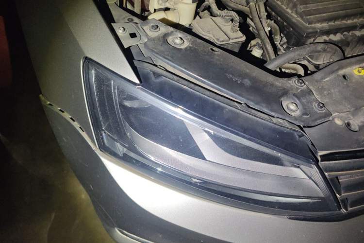 Used Volkswagen Sagitar 2015 230TSI Automatic Comfort Version Right Front Headlight
