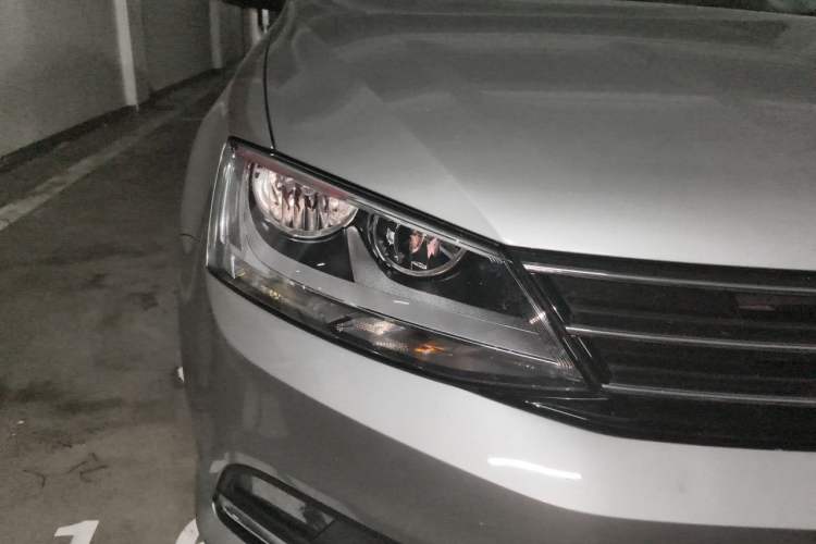 Used Volkswagen Sagitar 2015 1.6L Manual Comfort Model Right Front Headlight