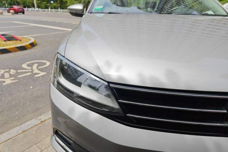 Used Volkswagen Sagitar 2015 230TSI Automatic Luxury Model Right Front Headlight