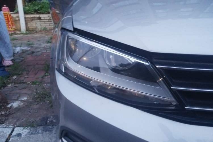 Used Volkswagen Sagitar 2015 1.6L Manual Comfort Model Right Front Headlight