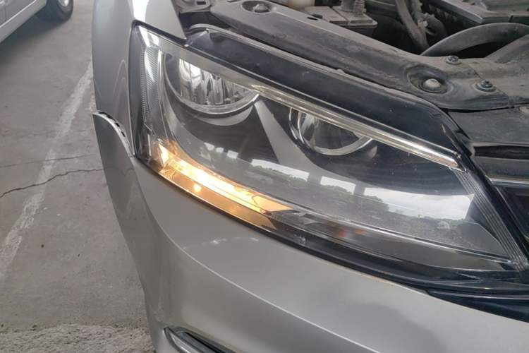 Used Volkswagen Sagitar 2015 230TSI Automatic Comfort Version Right Front Headlight