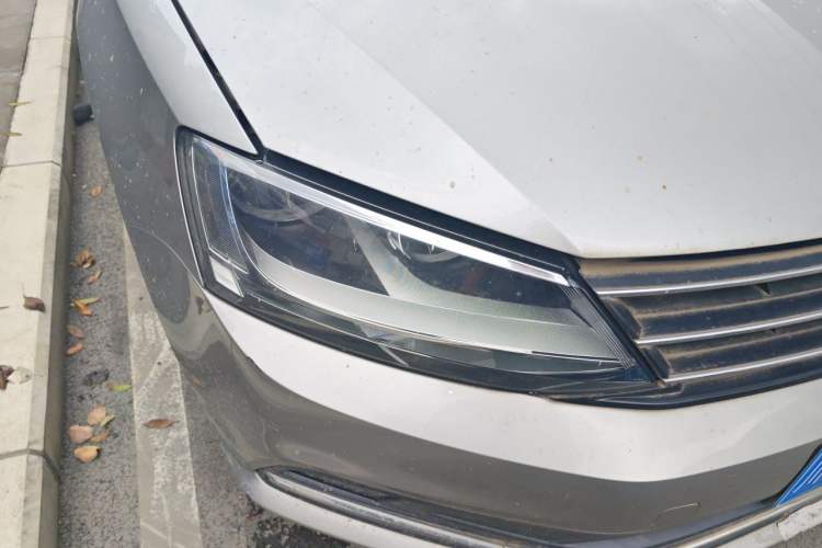 Used Volkswagen Sagitar 2015 1.6L Manual Comfort Model Right Front Headlight