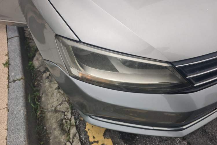 Used Volkswagen Sagitar 2015 230TSI Automatic Comfort Version Right Front Headlight
