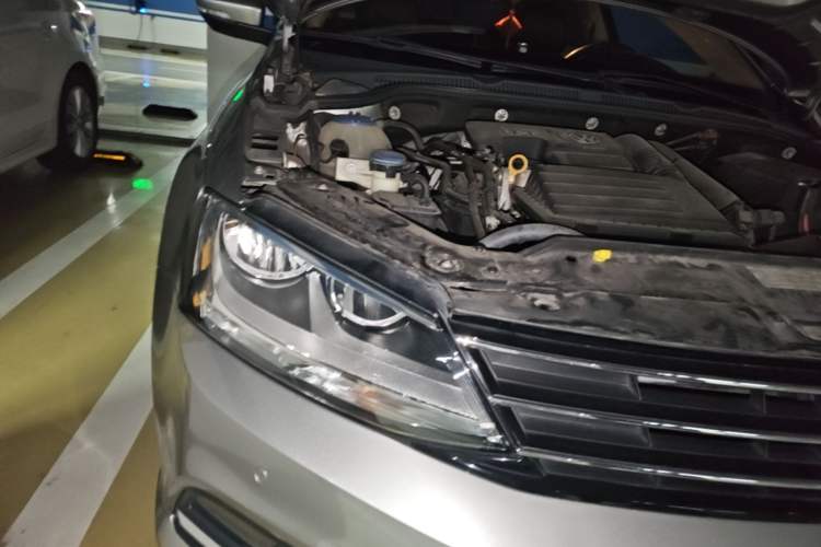 Used Volkswagen Sagitar 2015 230TSI Manual Luxury Edition Right Front Headlight
