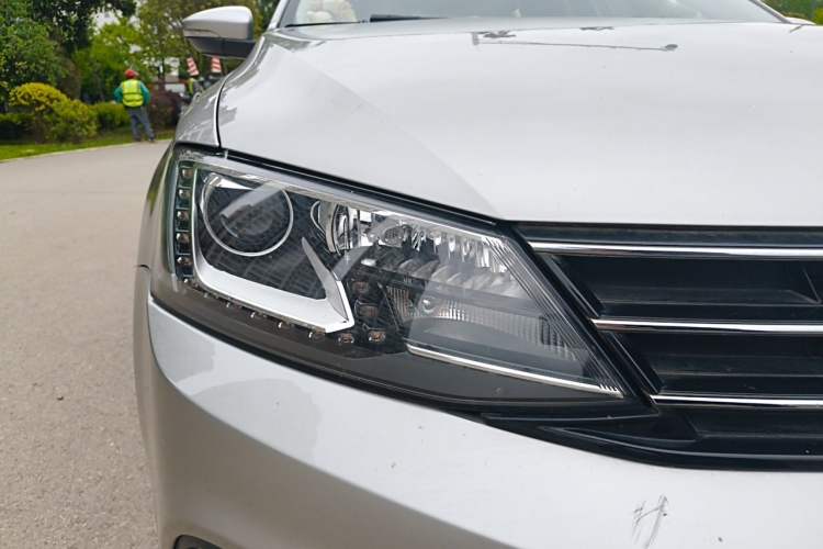 Used Volkswagen Sagitar 2015 230TSI Automatic Comfort Version Right Front Headlight