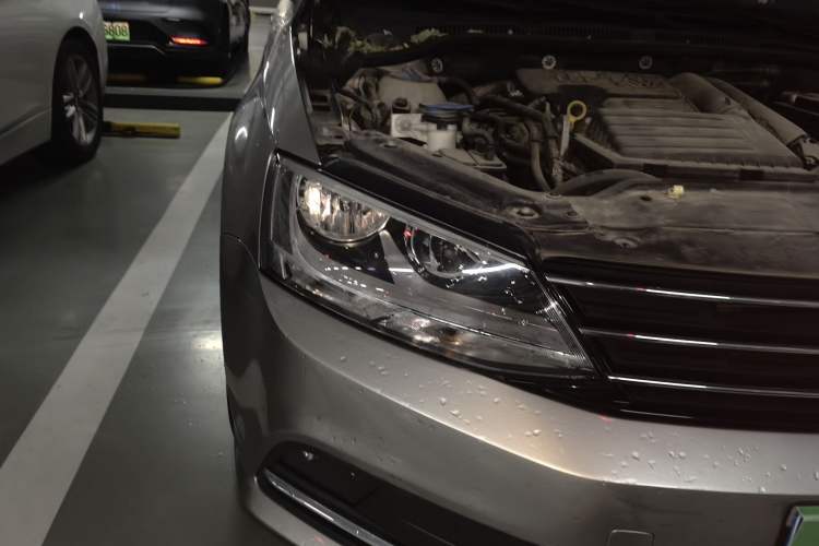 Used Volkswagen Sagitar 2015 230TSI Automatic Comfort Version Right Front Headlight