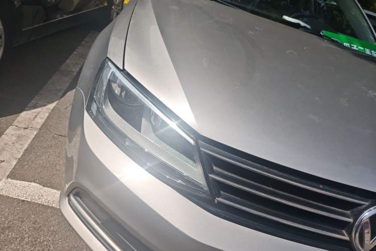 Used Volkswagen Sagitar 2015 230TSI Automatic Comfort Version Right Front Headlight
