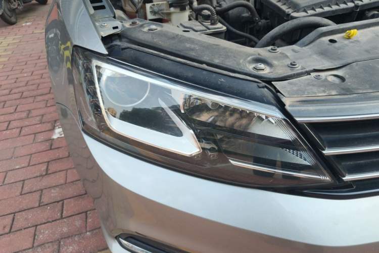 Used Volkswagen Sagitar 2015 1.6L Manual Comfort Model Right Front Headlight