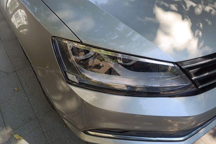 Used Volkswagen Sagitar 2015 230TSI Automatic Comfort Version Right Front Headlight