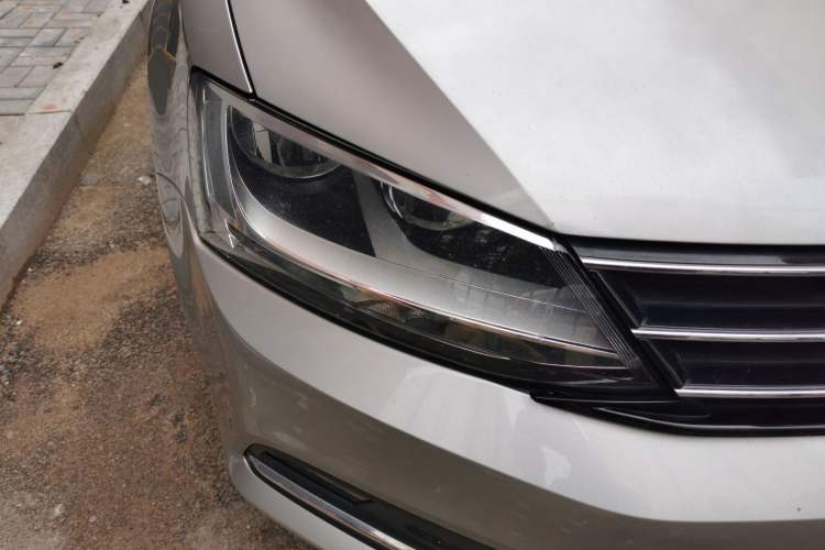 Used Volkswagen Sagitar 2015 1.6L Manual Comfort Model Right Front Headlight