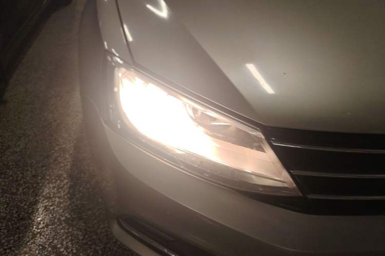 Used Volkswagen Sagitar 2015 230TSI Automatic Luxury Model Right Front Headlight